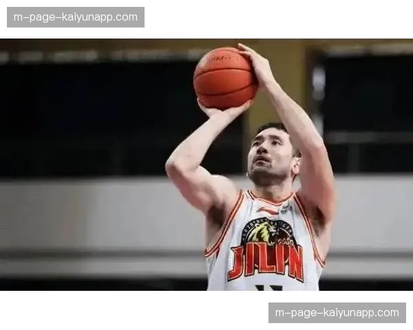 钟诚空间拉开应对包夹，消耗时间避免仓促出手失误